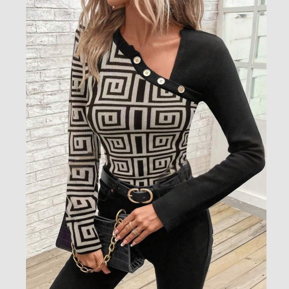 Luxe geo print symmetrical neck blouse - Picture 2 of 6